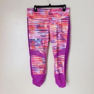 Xersion fitted graphic capri leggings
